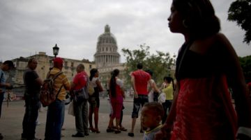 El diferendo político entre Washington y La Habana, dura ya más de cinco décadas. Habaneros esperan el bus.