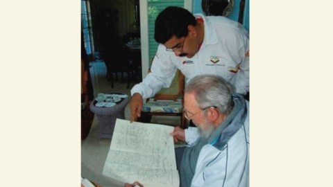 Maduro obsequió a Castro obras completas del General Oleary sobre el libertador Simón Bolívar.