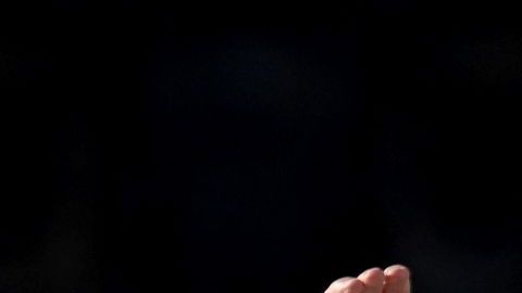 El jerarca católico recordó que Jesús en una gruta.