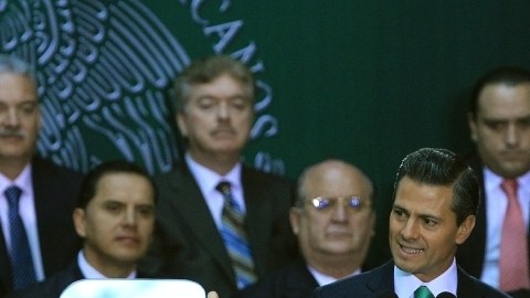 Enrique Peña Nieto (d), habla durante el acto para promulgar la reforma constitucional en materia energética  en Ciudad de México.