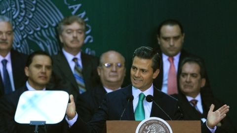 Enrique Peña Nieto (d), habla durante el acto para promulgar la reforma constitucional en materia energética en Ciudad de México.