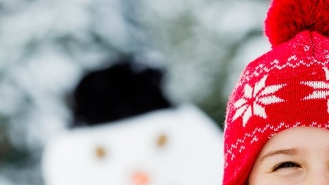 Los niños sienten curiosidad por las tradiciones de Navidad.