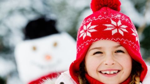 Los niños sienten curiosidad por las tradiciones de Navidad.