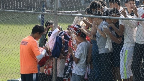 Omar Bravo atiende muy amablemente a los aficionados en Verde Valle al concluir una práctica de los rojiblancos.