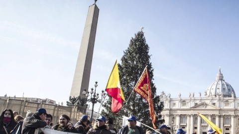 Los miembros del 'Movimento dei Forconi'  se reúnen en la Plaza de San Pedro en el Vaticano sosteniendo una pancarta.