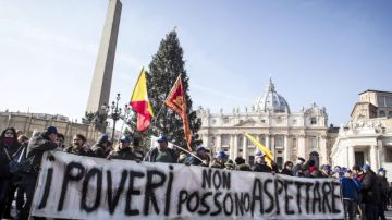 Los miembros del 'Movimento dei Forconi'  se reúnen en la Plaza de San Pedro en el Vaticano sosteniendo una pancarta.