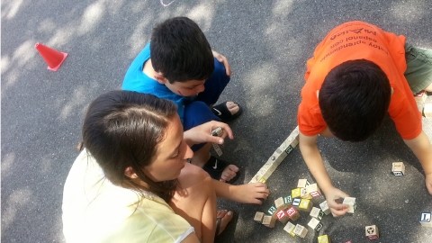 En 'Mi Atico', donde  los niños aprenden español a través del juego, las clases están en aumento.