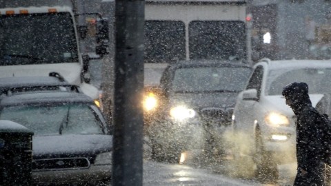 Un hombre camina bajo la nieve en NY.