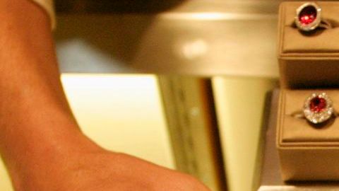 La mujer tenía acceso a valiosas joyas que luego olvidaba devolver.