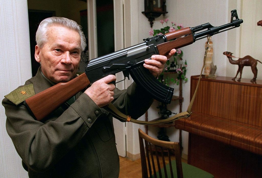 Mijaíl Kalashnikov diseñó armas de fuego aunque su deseo era "construir maquinaria agrícola".