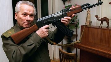 Mijaíl Kalashnikov diseñó armas de fuego aunque su deseo era "construir maquinaria agrícola".