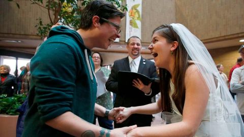 Jax y Heather Collins durante su boda en la oficina del secretario del condado de Salt Lake este lunes.