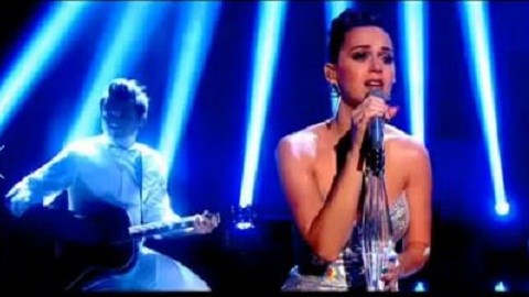La cantante asistió al programa de Alan Carr para mostrar su talento.