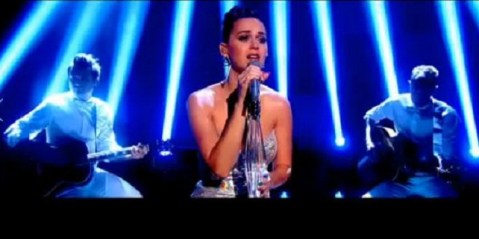 La cantante asistió al programa de Alan Carr para mostrar su talento.