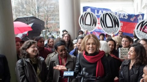 Gloria Steinam en la manifestación de ayer en apoyo a la concejal  Melissa Mark-Viverito.