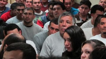 Hay exactamente 120 asientos en la sala de recepción de deportados, el máximo diario, en el aeropuerto de San Salvador.