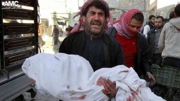 Un sirio llora mientras carga el cuerpo de un menor que murió en un ataque aéreo al vecindario de Marjeh, en Aleppo.