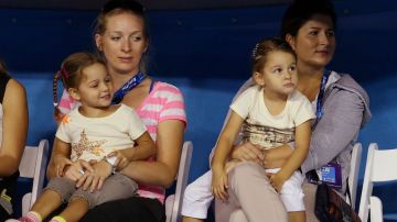 Las mellizas Federer con su madre y una mujer desconocida que podría ser su nana.
