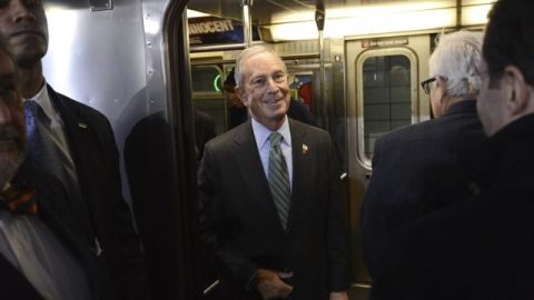 El alcalde Michael Bloomberg sonríe desde un vagón de la línea 7 del subway.
