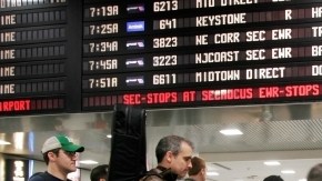 Debido a las tormentas que se avecinan a lo largo de la costa Este, en muchos aeropuertos se están produciendo retrasos y cancelaciones.