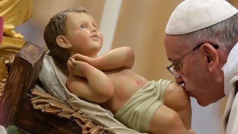 El papa Francisco durante la celebración de la tradicional Misa del Gallo, la primera de su pontificado, en la Basílica de San Petro en Ciudad del Vaticano.
