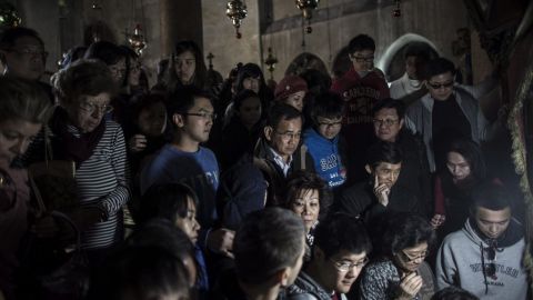 Turistas esperan su turno para entrar a la Gruta de la Natividad, donde se cree que la Virgen María dio a luz a Jesucristo.