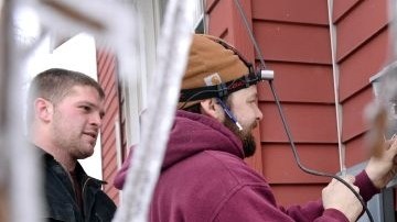 De Michigan a Maine, cientos de miles de personas permanecen sin energía eléctrica `por la tormenta que ha dejando hogares y negocios oscurecidos en los Grandes Lagos y el noreste de EEU.