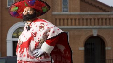 Rudy Martínez da vida al Pancho Claus que alegra a los residentes de San Antonio, Texas.