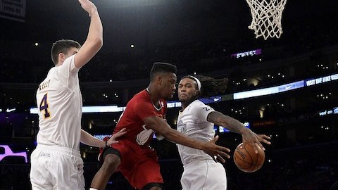 El jugador de Miami Heat Norris Cole (2-i) disputa un balón con los jugadores de Los Angeles Lakers Ryan Kelly (i) y Jordan Hill (3-i) hoy, miércoles 25 de diciembre de 2013, durante la segunda mitad del juego de la NBA en el estadio Staples Center de Los Ángeles.