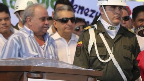 Frente a la foto del maestro Díaz, Andrés Gil expresa sus sentimientos a través del acordeón.