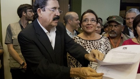 La candidata del partido Libertad y Refundacion (LIBRE), Xiomara Castro (2-i), y su esposo Manuel Zelaya (i),  impugnan los resultados presidenciales.