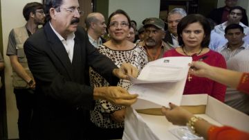 La candidata del partido Libertad y Refundacion (LIBRE), Xiomara Castro (2-i), y su esposo Manuel Zelaya (i),  impugnan los resultados presidenciales.