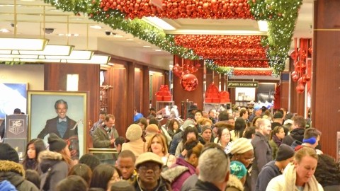 Personas apresuradas hacen compras en una de las tienda de Macy's en Manhattan.