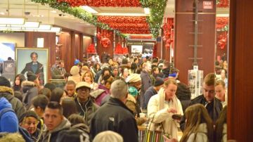 Personas apresuradas hacen compras en una de las tienda de Macy's en Manhattan.