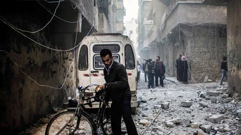 Las fuerzas del gobierno in iciaron una campaña de bombardeos en las zonas controladas por los rebeldes del norte de Siria, golpeando a la ciudad norteña de Aleppo y una ciudad en la frontera con Turquía.