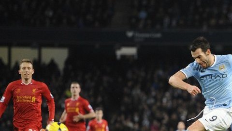 El delantero español del Manchester City, Alvaro Negredo, marca el segundo gol