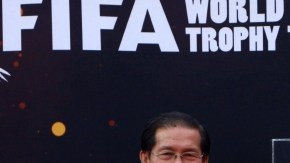 El ministro de energía de Myanmar, Nyan Tun Oo (der.), y el secretario general,  Bunny Tin Aung,  recibieron la Copa FIFA.