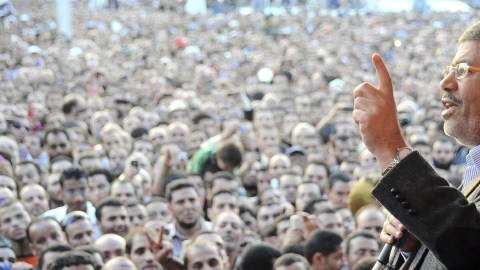 El 3 de julio, las fuerzas armadas de Egipto derrocaron  al primer presidente democráticamente electo, Mohamed Morsi, después que cumpliera apenas un año en el poder. Los golpistas instalaron un gobierno civil provisional, suspendieron la Constitución y llamaron a nuevas elecciones. Aunque   Morsi denunció la acción militar como un "golpe de Estado total", millones de manifestantes opositores al mandatario en ciudades de todo el país estallaron en escenas delirantes de alegría.