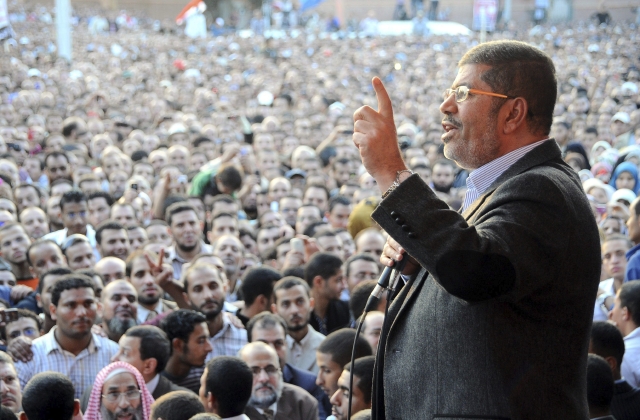 El 3 de julio, las fuerzas armadas de Egipto derrocaron  al primer presidente democráticamente electo, Mohamed Morsi, después que cumpliera apenas un año en el poder. Los golpistas instalaron un gobierno civil provisional, suspendieron la Constitución y llamaron a nuevas elecciones. Aunque   Morsi denunció la acción militar como un "golpe de Estado total", millones de manifestantes opositores al mandatario en ciudades de todo el país estallaron en escenas delirantes de alegría.