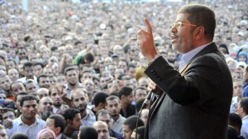 El 3 de julio, las fuerzas armadas de Egipto derrocaron  al primer presidente democráticamente electo, Mohamed Morsi, después que cumpliera apenas un año en el poder. Los golpistas instalaron un gobierno civil provisional, suspendieron la Constitución y llamaron a nuevas elecciones. Aunque   Morsi denunció la acción militar como un "golpe de Estado total", millones de manifestantes opositores al mandatario en ciudades de todo el país estallaron en escenas delirantes de alegría.