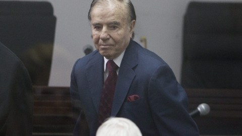 El 14 de junio, el expresidente argentino Carlos Menem fue condenado a siete años de prisión por contrabando agravado de armas a Croacia y Ecuador entre 1991 y 1995, cuando ejercía como jefe del Estado.  Menem,  actual senador,   se convirtió en el primer exmandatario democrático de Argentina en ser condenado por la justicia.