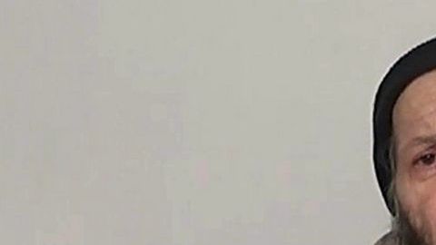 En el video, Weinstein lleva puesta una chaqueta deportiva gris así como lo que parece un gorro negro en la cabeza. Su cara está parcialmente cubierta con barba.