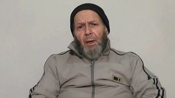 En el video, Weinstein lleva puesta una chaqueta deportiva gris así como lo que parece un gorro negro en la cabeza. Su cara está parcialmente cubierta con barba.
