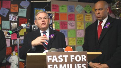 Los senadores demócratas por Nueva Jersey, Bob Menéndez (izq.) y Cory Booker, hablan dentro de la "carpa comunitaria".