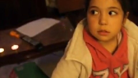 La niña no pudo ocultar su molestia al ver el "inesperado" regalo