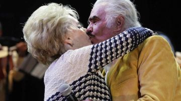 El ídolo de la música ranchera mexicana, Vicente Fernández es besado por su esposa doña Cuquita el 16 de febrero, durante su 73 cumpleaños en su segundo concierto en la ciudad de Guadalajara.