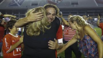 Gabriel Milito  saluda a su familia al terminar su partido de despedida  en el estadio del Independiente.