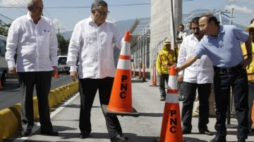 El presidente de El Salvador, Mauricio Funes (c),  durante la habilitación del primer tramo de un nuevo sistema vial.