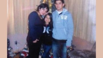 El hondureño deportado, Nelson Javier Ávila López, junto con una prima y su pequeña hermana en California.