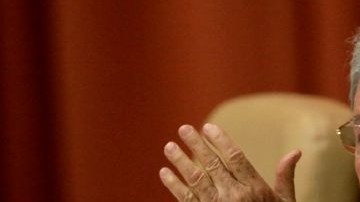 El presidente de Cuba, Raúl Castro (i), y el vicepresidente Miguel Díaz-Canel, asisten a la clausura de las sesiones legislativas anuales, en la Asamblea Nacional en La Habana, Cuba. el 21 de diciembre.
